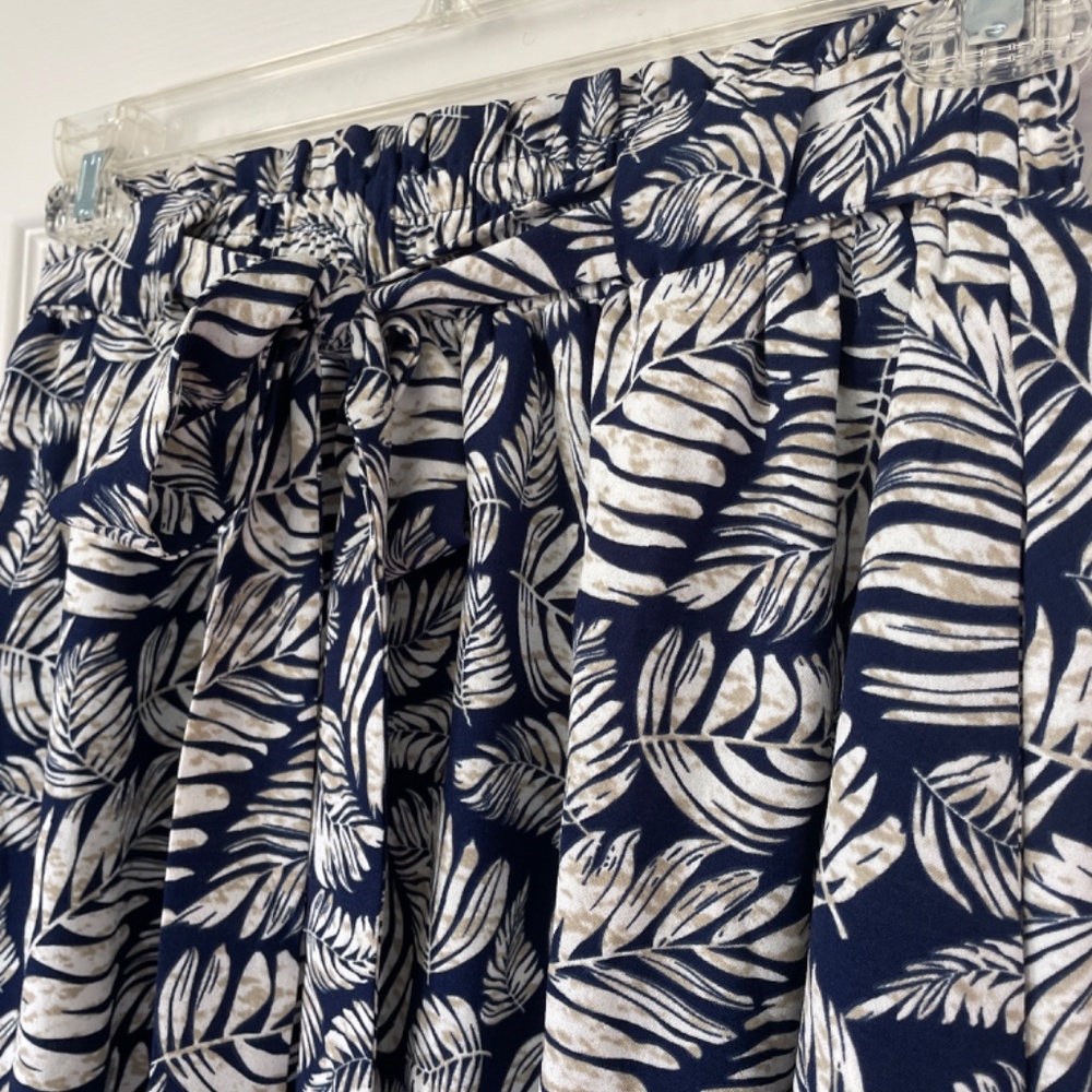 Navy floral skirt - size M - Picture 2 of 2